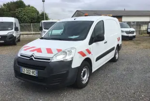Vue 3/4 avant droit d’un Citroën Berlingo XL blanc avec bandes rouges réfléchissantes et gyrophare orange sur le toit.
