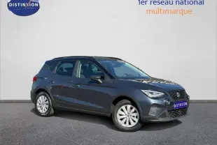 SEAT Arona 2025 gris Magnétique Métal avec toit noir, vue 3/4 avant droit sur fond neutre.