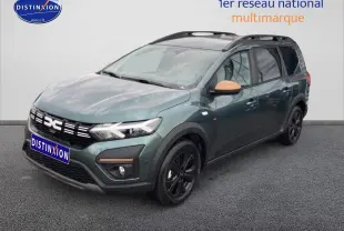 Vue 3/4 avant droite du Dacia Jogger vert cèdre avec rétroviseurs couleur beige et jantes noires.