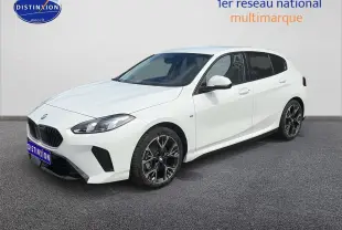 BMW Série 1 blanche vue en 3/4 avant droit, avec jantes alu noires et calandre noire distinctive.