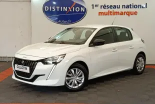 Peugeot 208 blanc vue 3/4 avant droit, avec calandre noire distinctive et jantes alliage multibranches.