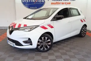 Renault ZOE blanche vue 3/4 avant droit avec bandes rouges distinctives sur capot et ailes.