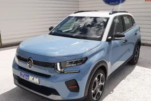 Citroën C3 Turbo 100ch Plus bleu Monte Carlo avec toit blanc, vue 3/4 avant droit, jantes alliage et phares LED.