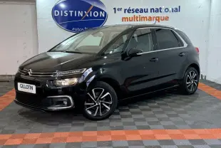 Citroën C4 Spacetourer noir vue 3/4 avant droit en intérieur avec jantes alliage et phares allumés.