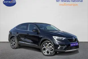 Renault Arkana noir métal en vue 3/4 avant droit, soulignant ses jantes alu et ses feux LED distinctifs.