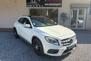 Mercedes GLA 220d blanc en 3/4 avant droit, avec jantes noires et toit ouvrant panoramique visible.