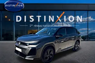 Vue 3/4 avant droite du Citroën C5 Aircross hybride gris platinium avec toit noir et jantes alliage 19 pouces.