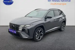 Hyundai Tucson 2025 gris ecotronique en 3/4 avant droit avec calandre N Line et jantes alliage 19 pouces.