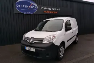 Renault Kangoo blanc 2019 en 3/4 avant droit, utilitaire compact avec pare-chocs noir mat et logo Renault visible.