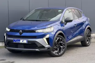 Renault Captur 2025 bleu Iron en 3/4 avant droit avec jantes aluminium noires et badge Esprit Alpine visible.
