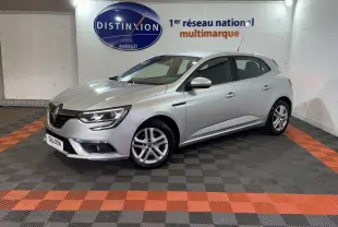 Renault Mégane Business gris clair vue 3/4 avant droit dans un showroom avec sol noir et orange.