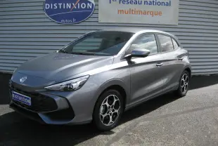 Vue 3/4 avant droite d'une MG3 gris métallisé 2025 avec jantes alliage et calandre noire distinctive.