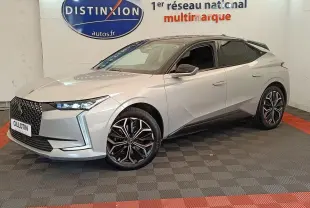 DS4 E-TENSE gris clair vue 3/4 avant droit, avec calandre distinctive et jantes noires stylisées.