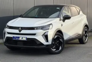Renault Captur 2025 blanc nacré et noir étoile vu en 3/4 avant droit avec jantes noires distinctives.