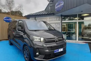 Citroën Jumpy gris Titane métal en 3/4 avant droit avec projecteurs LED et calandre noire brillante.