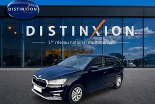 SKODA Fabia noire vue en 3/4 avant droit devant une vitrine avec logo Distinxion.