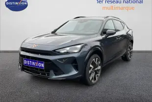 Vue 3/4 avant d'un CUPRA Formentor gris magnétique métal, mettant en valeur ses jantes et son design sportif.