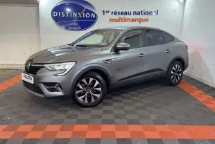 Renault Arkana Business E-TECH 145 gris foncé en 3/4 avant droit, avec jantes bicolores et phares LED allumés.