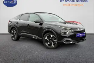 Citroën C4 X 2024 noir Perla Nera vue 3/4 avant droit, avec signature lumineuse distinctive et jantes stylées.