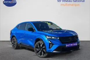 Renault Rafale 1.2 E-Tech bleu sommet métallisé en 3/4 avant droit, avec calandre noire et jantes noires.