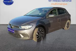 Volkswagen Polo 1.0 TSI gris vue 3/4 avant droit, avec jantes alliage et phares LED allumés.