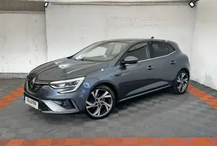 Renault Mégane R.S. Line gris foncé vue 3/4 avant droit, avec jantes alliage et phares LED allumés.