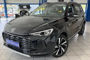 Vue 3/4 avant du MG ZS 1.5 Hybrid+ noir métallisé avec jantes alliage et calandre imposante en showroom.