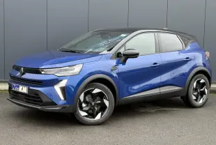 Renault Captur 2025 bleu Iron en 3/4 avant droit avec toit noir et jantes aluminium 18 pouces biton.