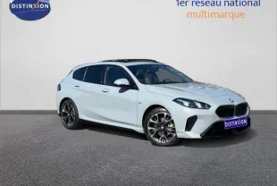 BMW Série 1 120dA M Sport vue 3/4 avant en blanc Alpinweiss avec jantes alu noires sur fond neutre.