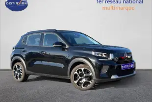 Citroën C3 1.2 Turbo 100ch PLUS noir Perla Nera vue 3/4 avant droit avec jantes distinctives et calandre moderne.