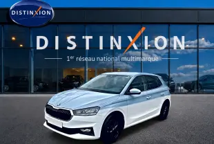 SKODA FABIA blanche vue 3/4 avant droit avec jantes noires devant vitrine Distinxion.