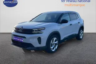 Vue 3/4 avant droite du Citroën C5 Aircross blanc Okenite métallisé avec jantes alliage et détails noirs contrastants.