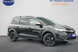 Dacia Jogger 1.6 hybrid 140ch Extreme noir nacré, vue 3/4 avant droit avec jantes noires et barres de toit.