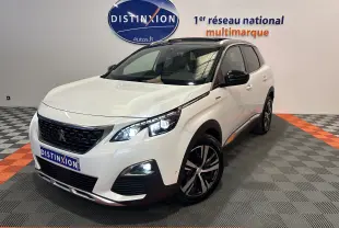 Peugeot 3008 blanc en 3/4 avant droit, avec toit ouvrant et jantes alliage noires, dans un showroom lumineux.