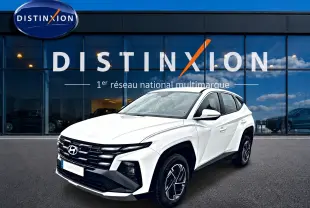Hyundai Tucson blanc 2026 en 3/4 avant droit, avec calandre noire et jantes alliage 17 pouces visibles.