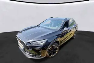 Vue 3/4 avant d'une CUPRA Formentor 1.4 e-HYBRID noire 2024 avec jantes noires et détails chromés au niveau des rétroviseurs.