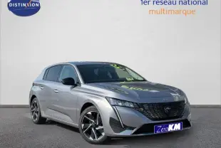 Peugeot 308 gris Artense vue 3/4 avant droit avec jantes alu et calandre noire distinctive.