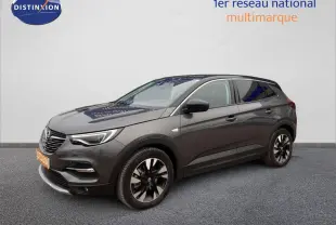 Opel Grandland X 1.6 Hybrid Turbo 2021 en pierre de lune métal, vue 3/4 avant droit avec jantes bicolores.