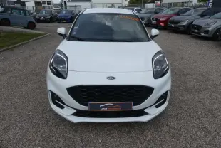 Vue avant d'une Ford Puma blanche ST Line avec calandre noire et phares LED, stationnée en extérieur.