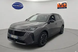 Peugeot 5008 Hybrid gris 2025 en 3/4 avant droit, avec calandre noire et jantes alliage distinctives.