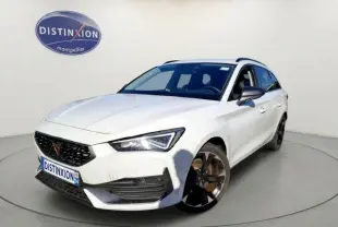 Vue 3/4 avant droite d'une CUPRA Leon Sportstourer blanche 2024 avec jantes noires et calandre noire distinctive.