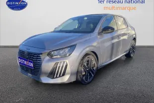 Vue 3/4 avant droit d'une Peugeot 208 gris artense avec jantes alu et phares LED allumés.
