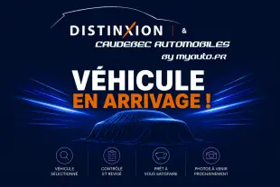 Silhouette d'un Nissan Juke bleu 2025 couverte d'une housse, vue de profil dans un décor sombre.