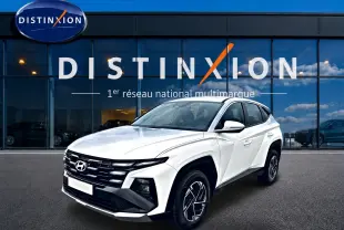 Hyundai Tucson blanc 2026 en 3/4 avant droit, avec calandre noire et jantes alliage 17 pouces visibles.
