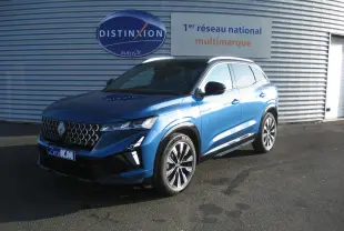 Renault Austral 2025 bleu outremer avec toit noir, vue 3/4 avant droit, calandre distinctive et jantes alliage.