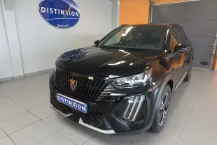 Peugeot 2008 noir 130ch eat8 allure vue 3/4 avant droit en intérieur avec calandre et phares LED distinctifs.