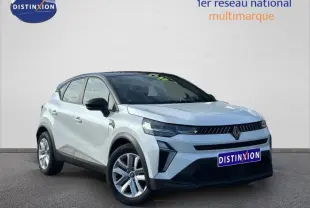 Renault Captur 2025 blanc nacré avec toit noir, vue 3/4 avant mettant en valeur ses phares LED et calandre distinctive.