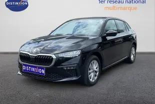 Skoda Scala noir magique métal vue 3/4 avant droit, mettant en valeur sa calandre distinctive et ses optiques fines.