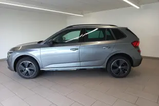 Vue de profil côté gauche d’un Skoda Kamiq 2024 gris graphite avec jantes spécifiques Monte Carlo et toit noir.