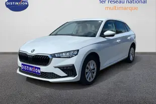 Vue 3/4 avant droite d'une Skoda Scala blanc glacier avec calandre noire et jantes alliage 16 pouces.